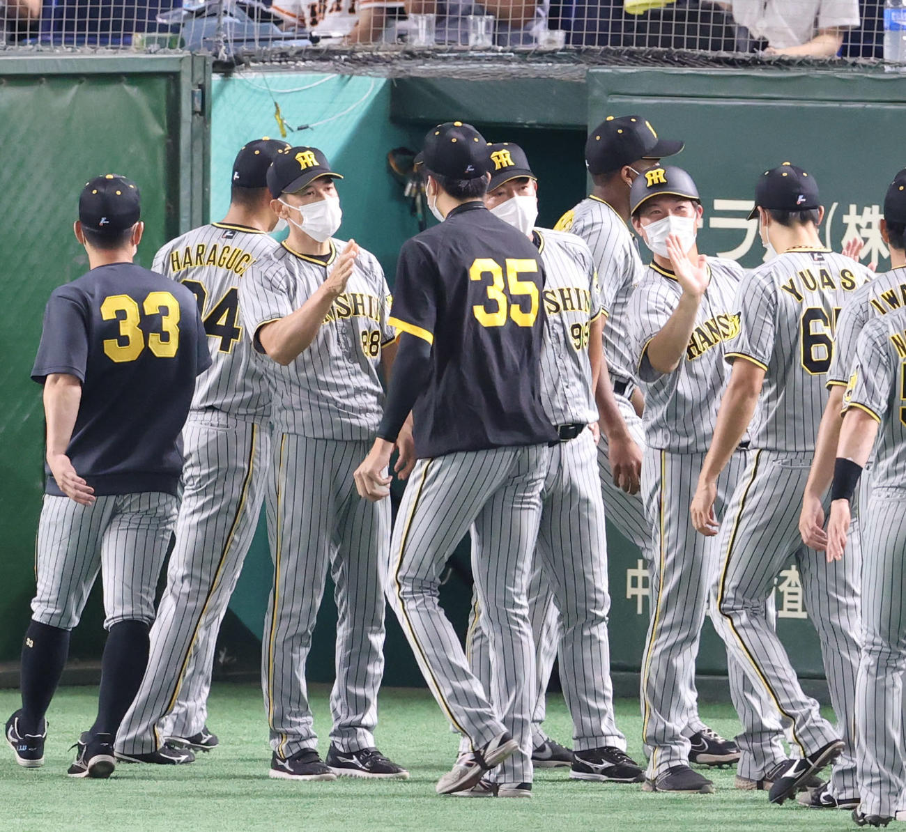 巨人対阪神　試合後、才木（中央）を迎える矢野監督（左から2人目）（撮影・狩俣裕三）