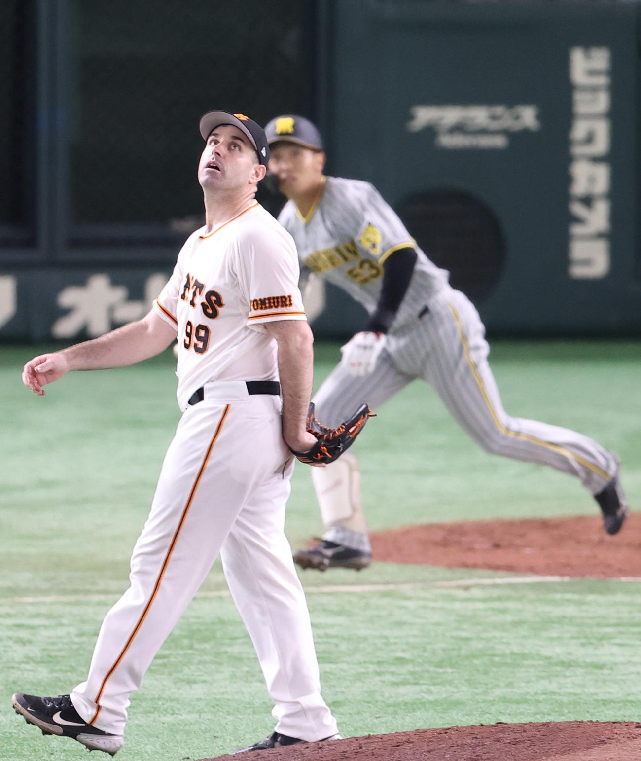巨人対阪神　4回表阪神2死一、二塁、島田に適時打を打たれるシューメーカー（撮影・狩俣裕三）