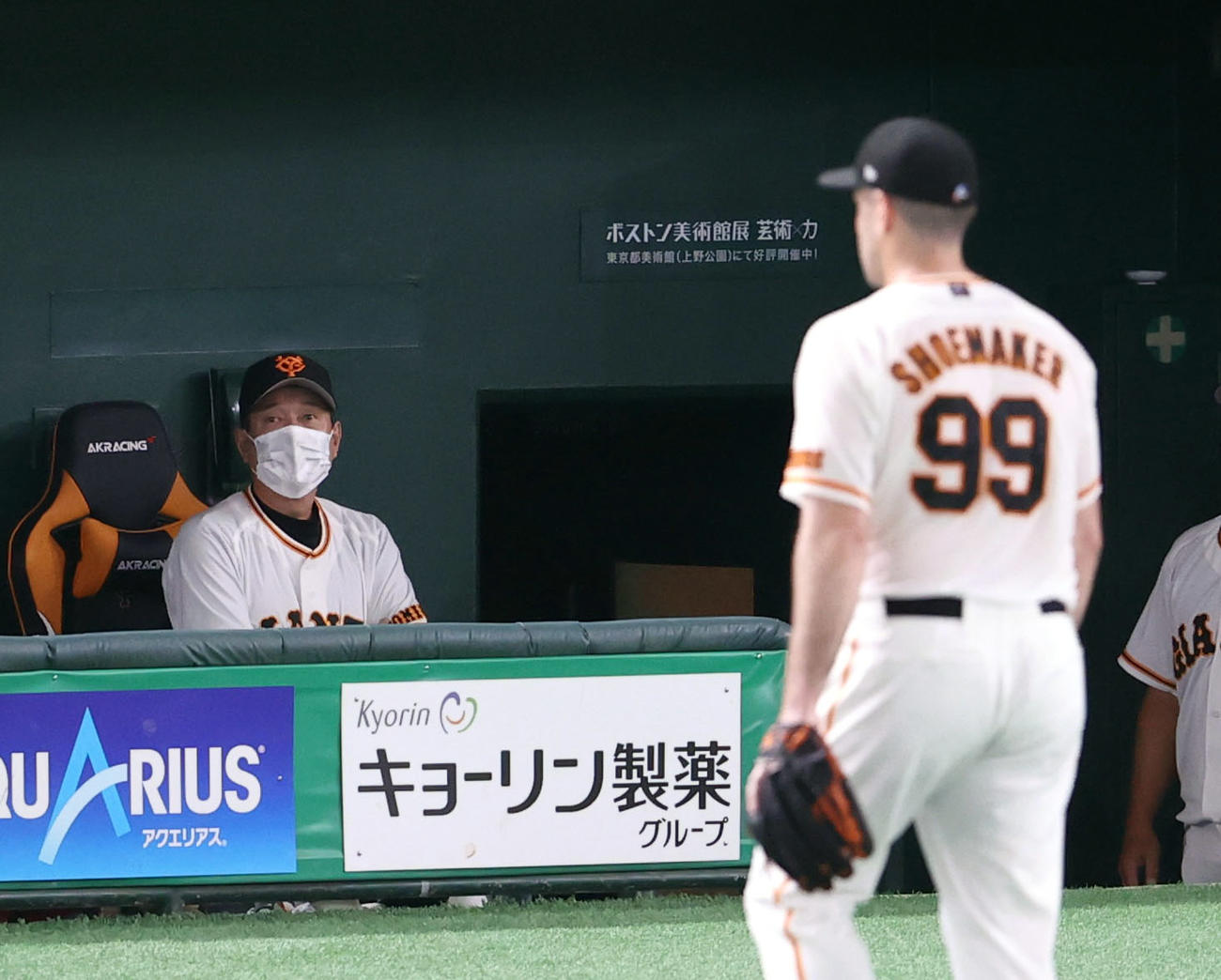 巨人対阪神　5回表途中、シューメーカー（手前）を降板させる原監督（撮影・狩俣裕三）