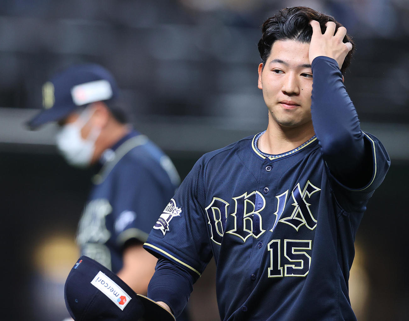 西武対オリックス　2回裏西武2死一、二塁、降板し汗をぬぐう椋木（撮影・垰建太）