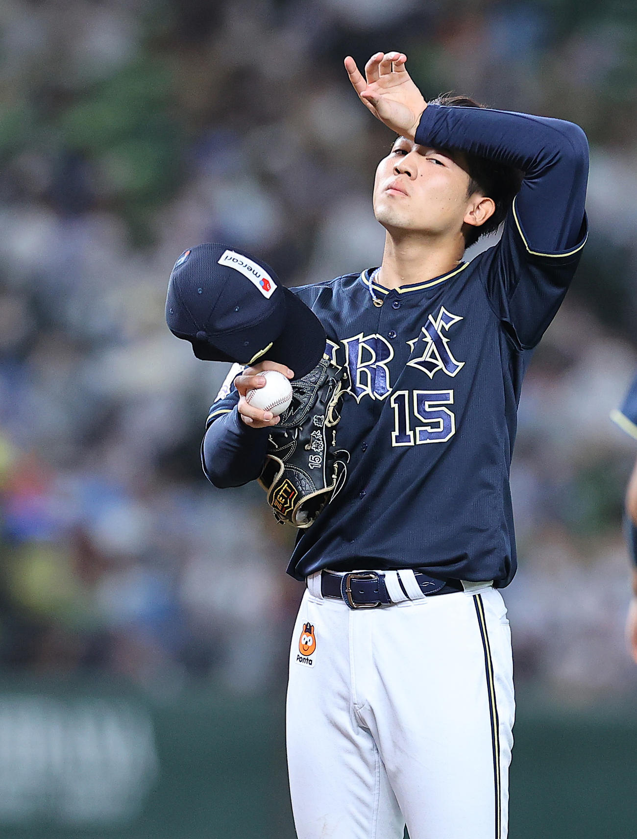 西武対オリックス　1回裏西武1死、源田に中前打を許し汗をぬぐう椋木（撮影・垰建太）