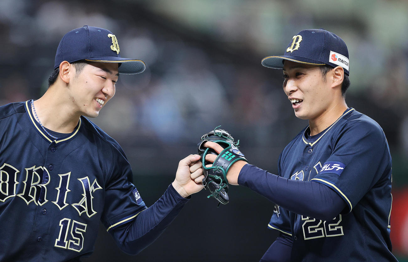西武対オリックス　2回裏西武2死一、二塁、山川を空振り三振に仕留め無失点で抑えたオリックス村西（右）は椋木と笑顔でタッチ（撮影・垰建太）