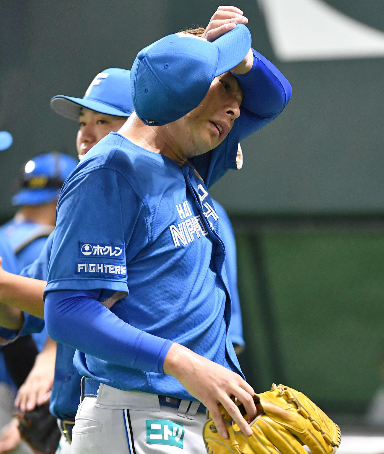 ソフトバンク対日本ハム　3回裏、野村勇に2点本塁打を打たれた加藤は肩を落としてベンチへ戻る（撮影・岩下翔太）