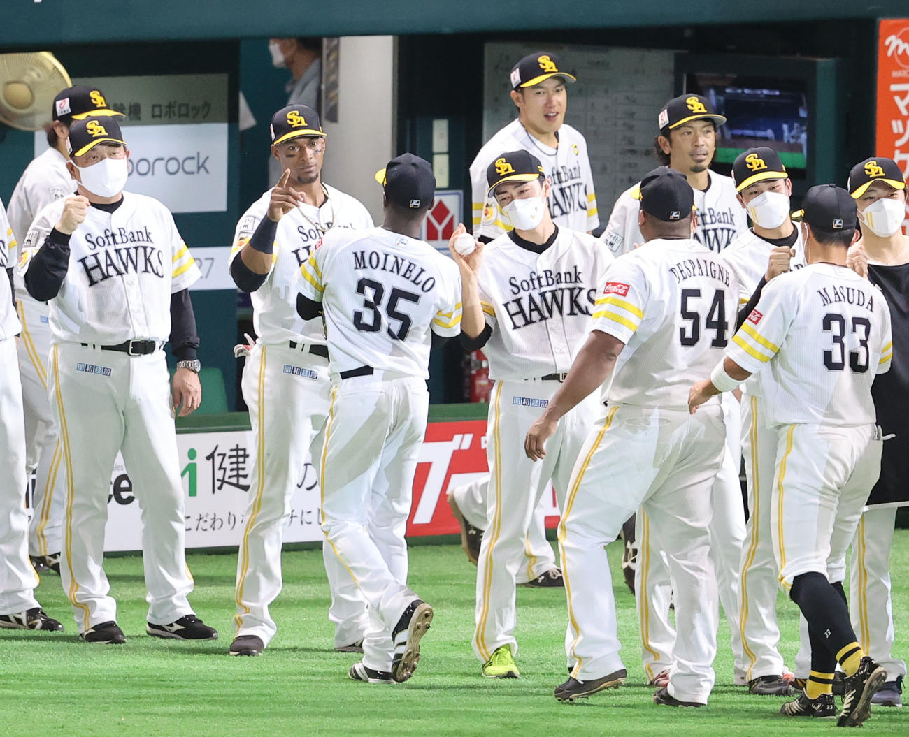 ソフトバンク対日本ハム　勝利投手となった和田毅はモイネロにウイングボールを手渡される（撮影・梅根麻紀）