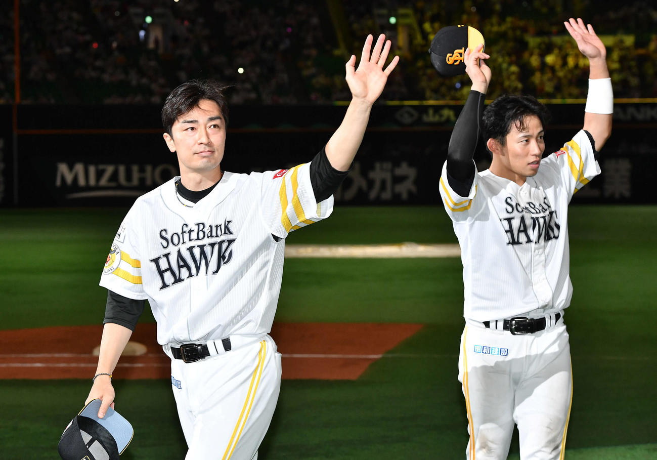ソフトバンク対日本ハム　日本ハムに3連勝し、ファンに手を振りながら引き揚げる和田（左）と野村勇（撮影・岩下翔太）
