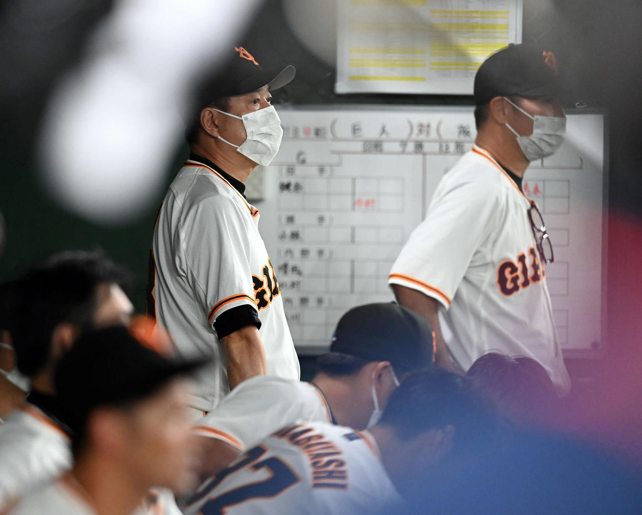巨人対阪神　戦況を見つめる巨人原監督（撮影・たえ見朱実）
