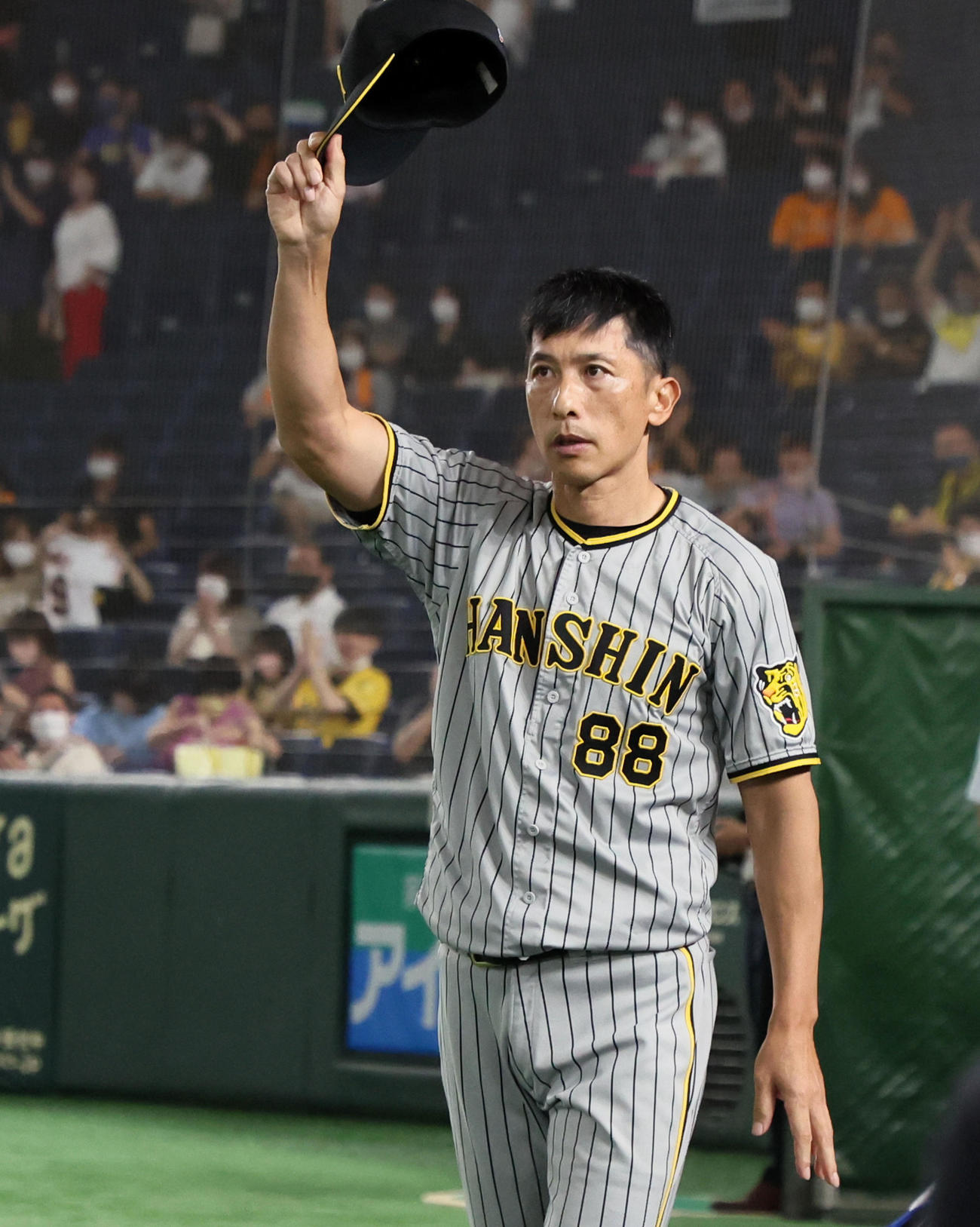 巨人対阪神　巨人に3連勝しファンにあいさつする矢野監督（撮影・加藤哉）
