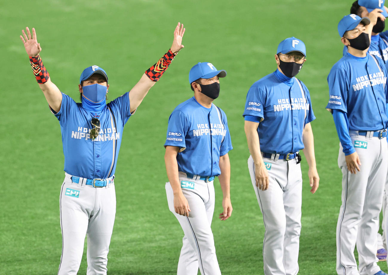 ソフトバンク対日本ハム　福岡ペイペイドームでの今シーズン最終戦を終え、スタンドのファンにあいさつする日本ハム新庄監督（左）ら（撮影・梅根麻紀）