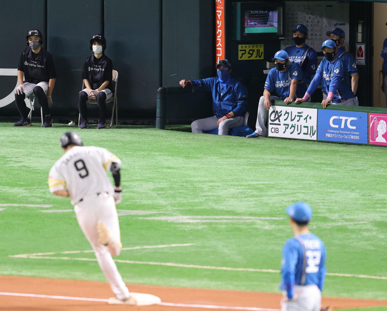 ソフトバンク対日本ハム　6回裏ソフトバンク1死、柳田悠岐は右越え本塁打を放つ、ベンチから見つめる新庄剛志監督（撮影・梅根麻紀）