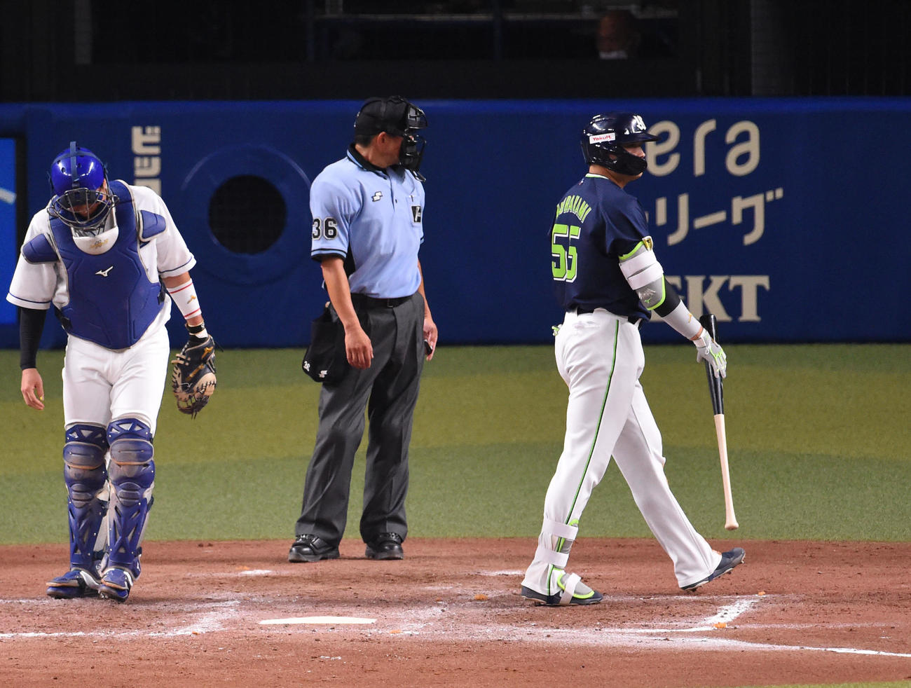 中日対ヤクルト　8回表ヤクルト無死、空振り三振に倒れる村上（右）（撮影・森本幸一）