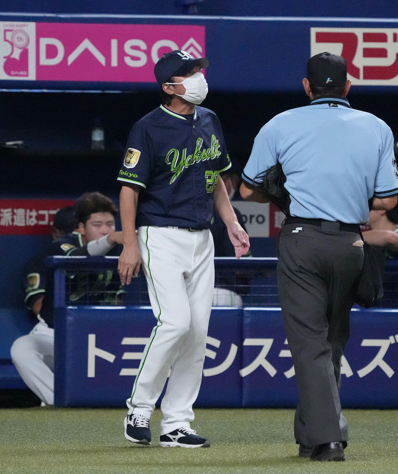 中日対ヤクルト　6回表ヤクルト攻撃終了、選手交代を告げる高津監督（撮影・森本幸一）