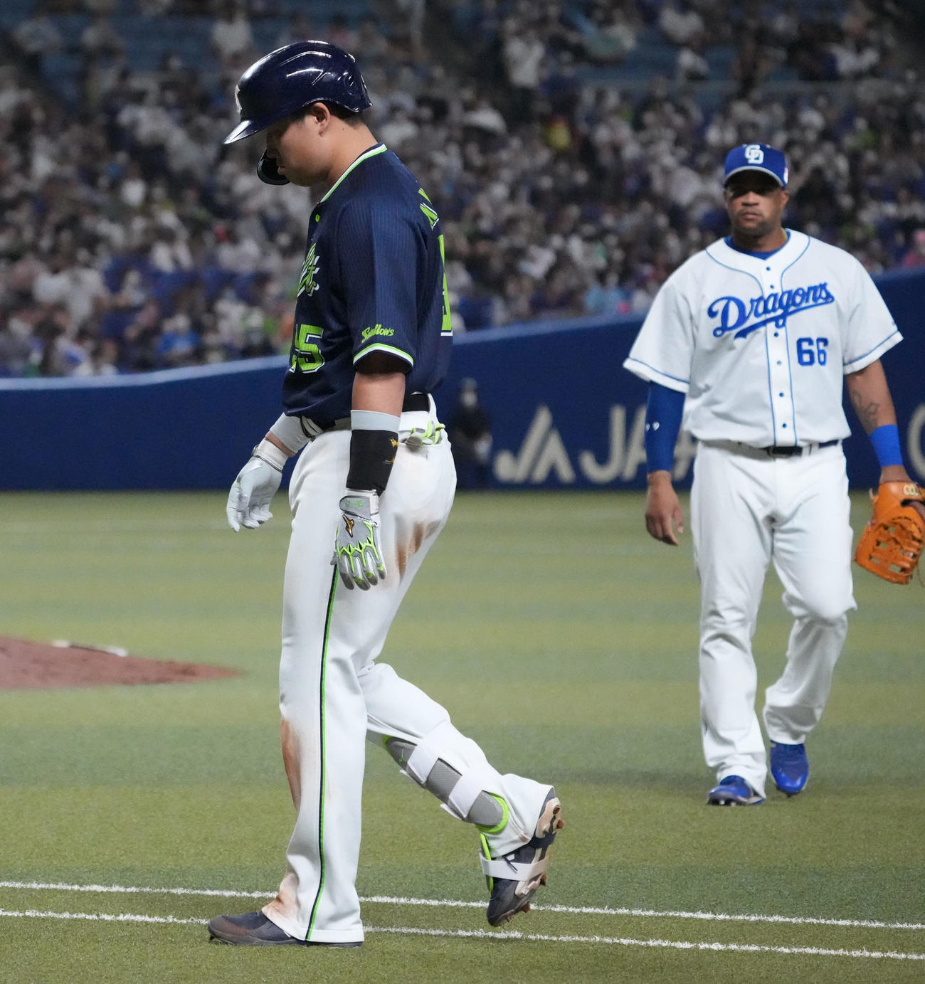 中日対ヤクルト　6回表ヤクルト1死三塁、左飛に倒れた村上（左）（撮影・森本幸一）