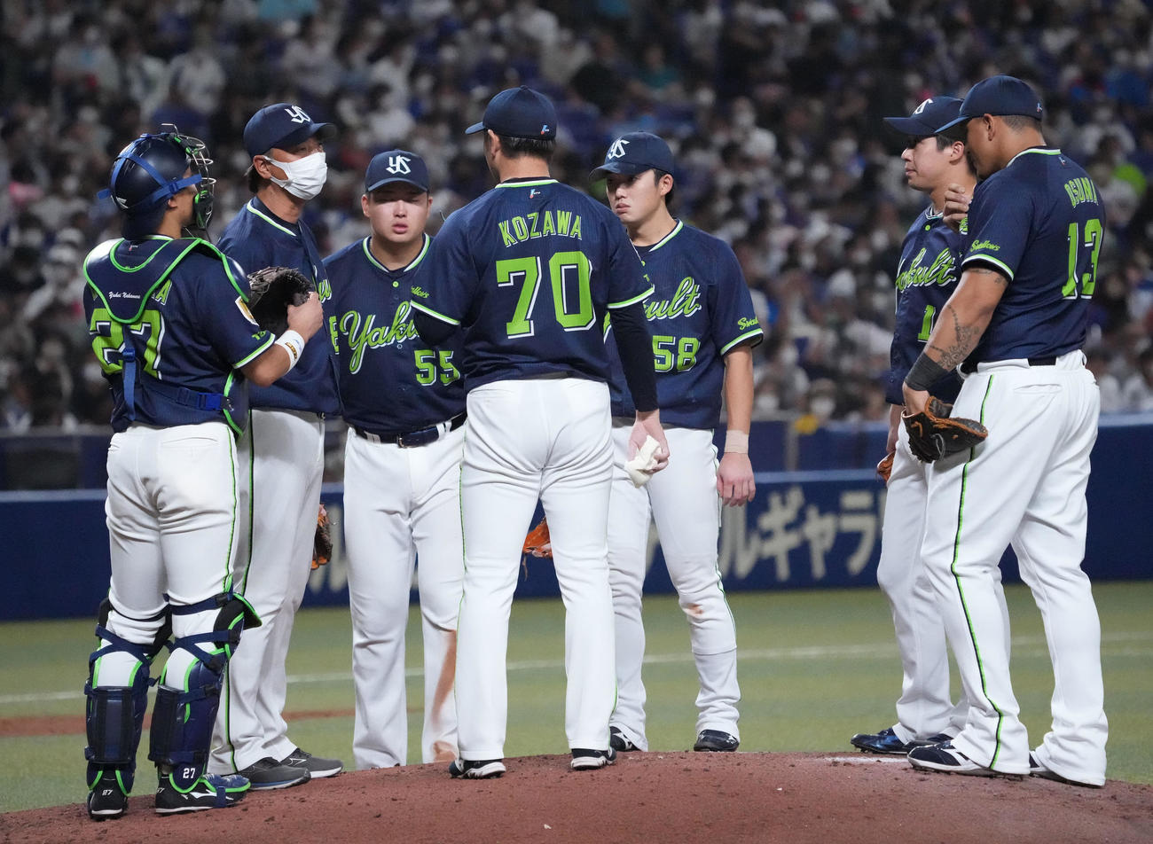 中日対ヤクルト　5回裏中日1死一、三塁、マウンドの小沢のもとに集まるヤクルトナイン（撮影・森本幸一）