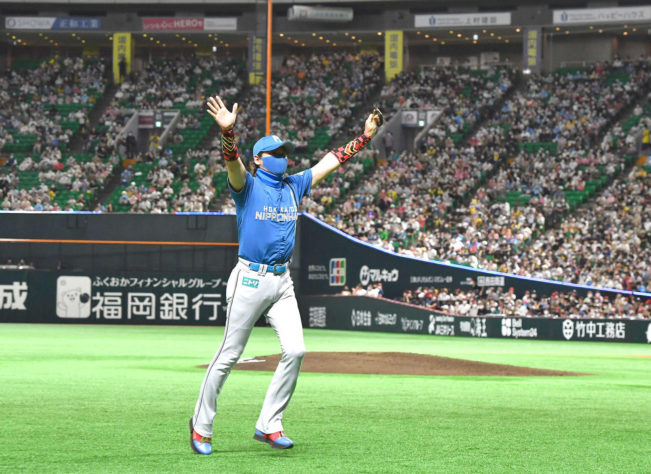 ソフトバンク対日本ハム　福岡でのソフトバンク最終戦を終え、ファンに手を振りながら引き揚げる日本ハム新庄監督（撮影・岩下翔太）