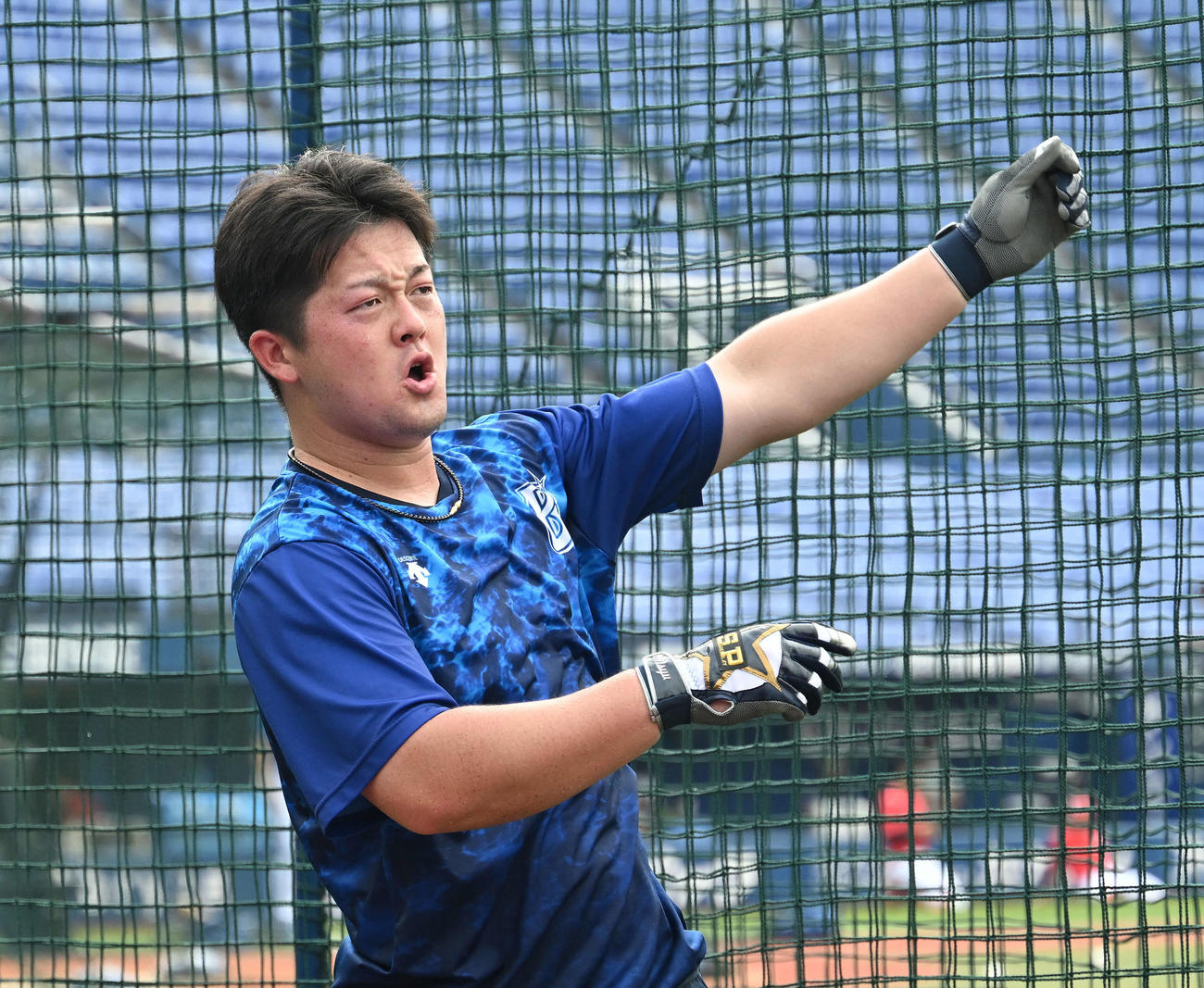 DeNA対広島　試合前練習するDeNA牧（撮影・滝沢徹郎）