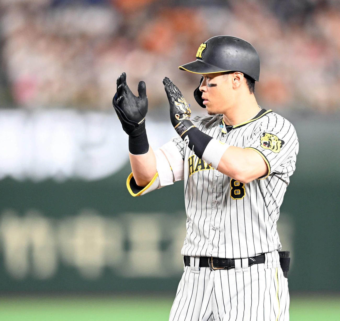 巨人対阪神　1回表阪神1死一、三塁、先制の適時打を放ち手をたたく佐藤輝（撮影・たえ見朱実）