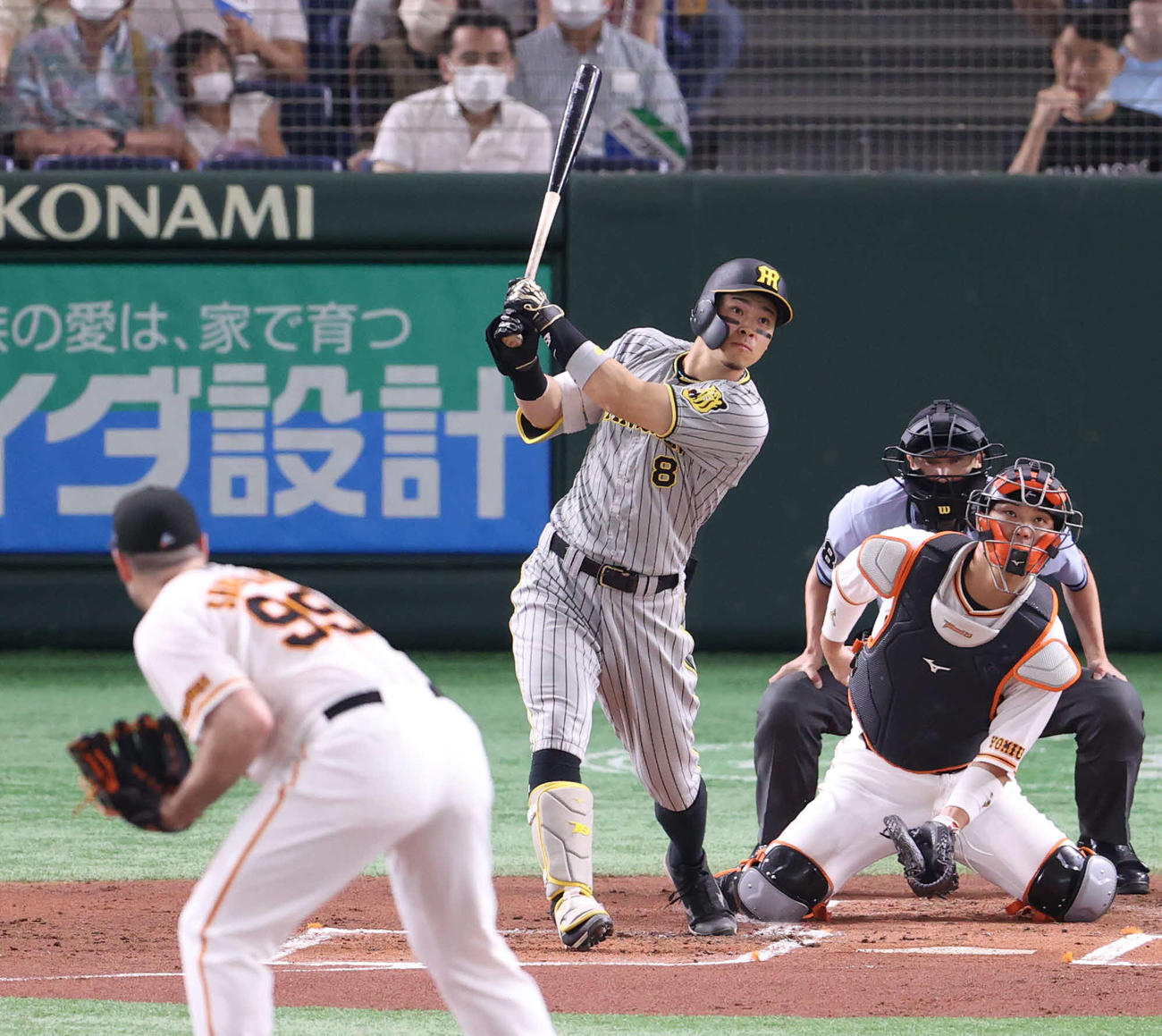 巨人対阪神　1回表阪神1死一、三塁、先制適時打を放つ佐藤輝。投手シューメーカー（撮影・狩俣裕三）