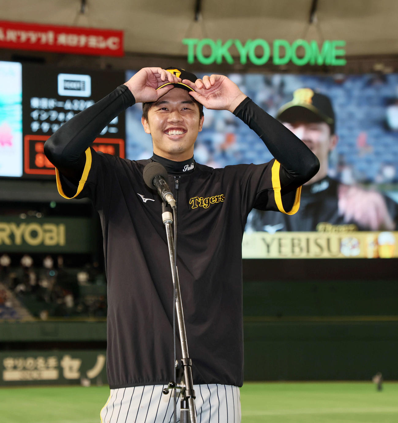 笑顔でヒーローインタビューを受ける阪神才木（撮影・加藤哉）