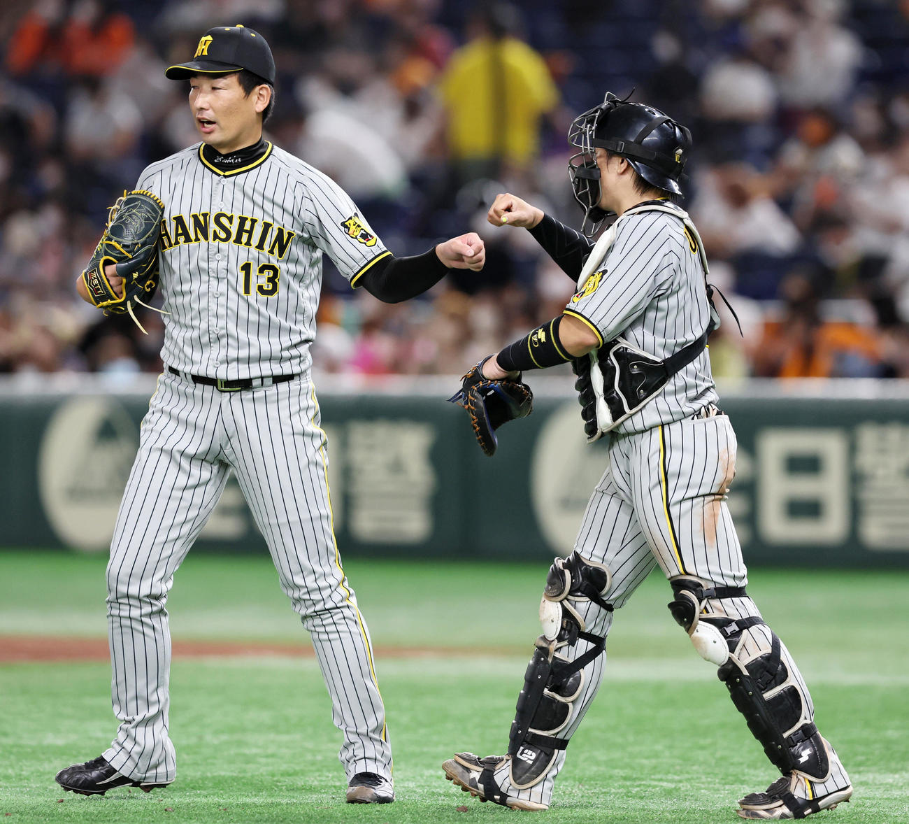 巨人対阪神　巨人に勝利し梅野(右）とタッチする岩崎（撮影・加藤哉）
