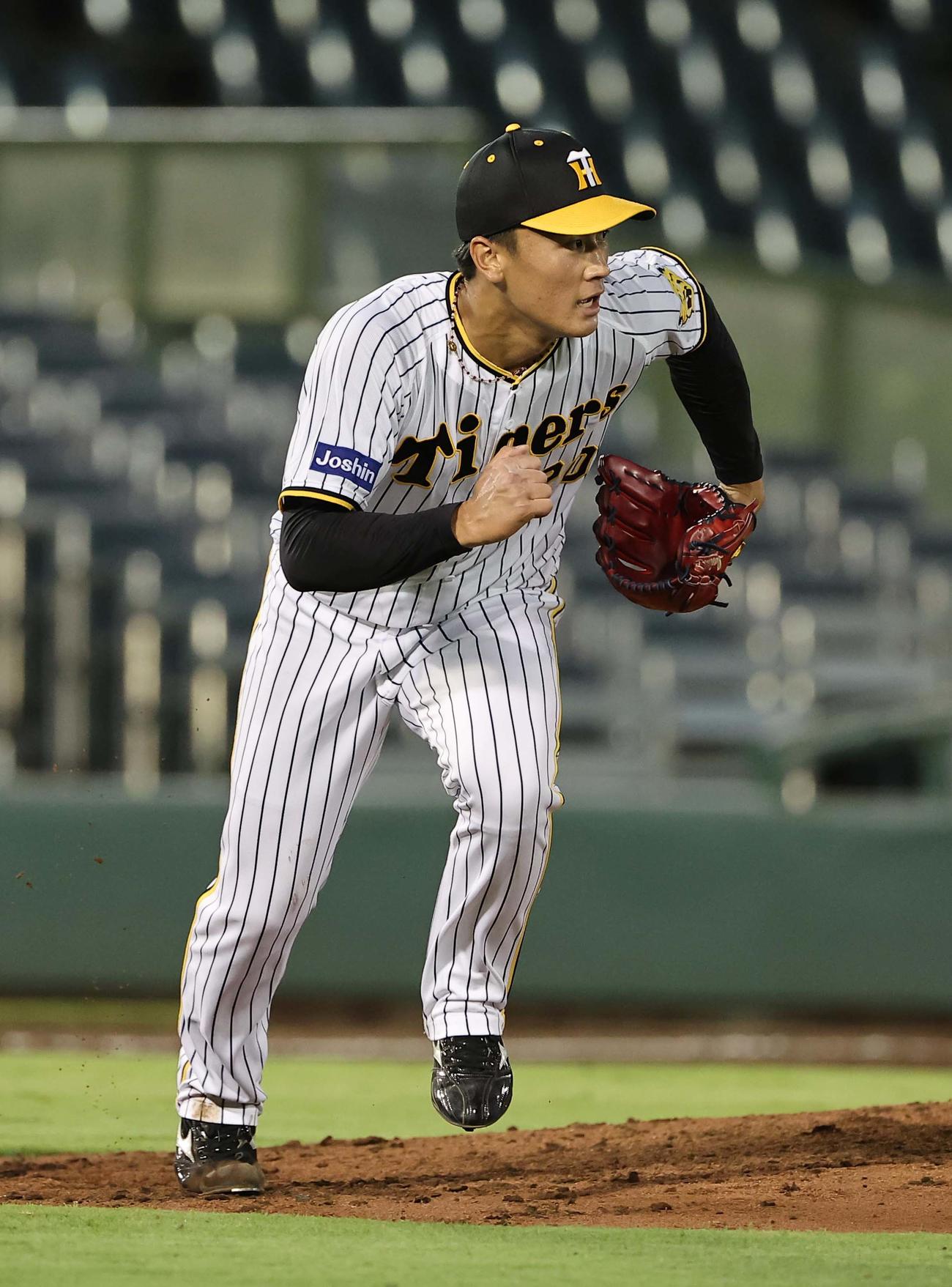 阪神対中日　4回表中日1死、森木は滝野を二ゴロに打ち取り一塁ベースカバーにダッシュで向かう（撮影・上田博志）