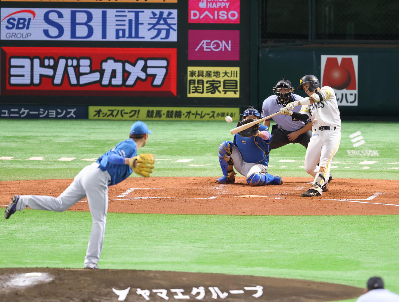 ソフトバンク対日本ハム　3回裏ソフトバンク1死一塁、野村勇は右越えに2点本塁打を放つ（撮影・梅根麻紀）