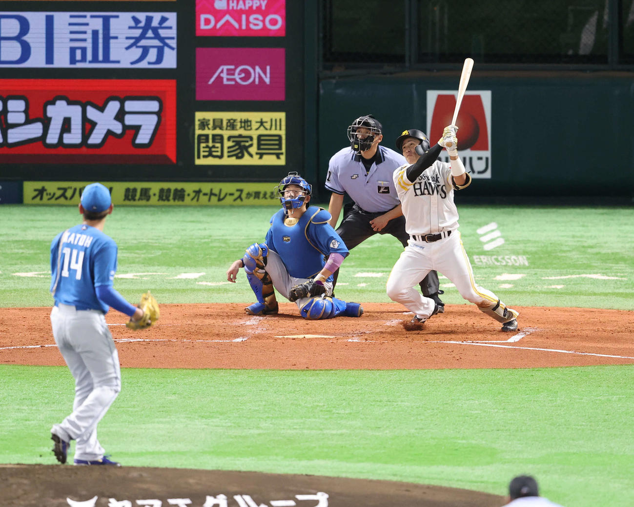 ソフトバンク対日本ハム　3回裏ソフトバンク1死一塁、右越え2点本塁打を放つ野村勇（撮影・梅根麻紀）