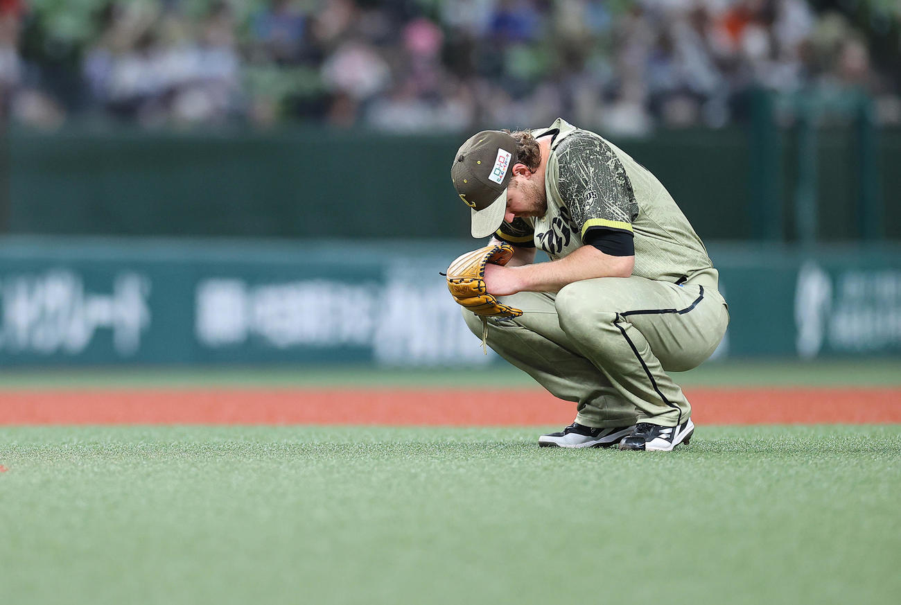 西武対オリックス　登板前、しゃがみ込み集中する西武先発のエンス（撮影・垰建太）