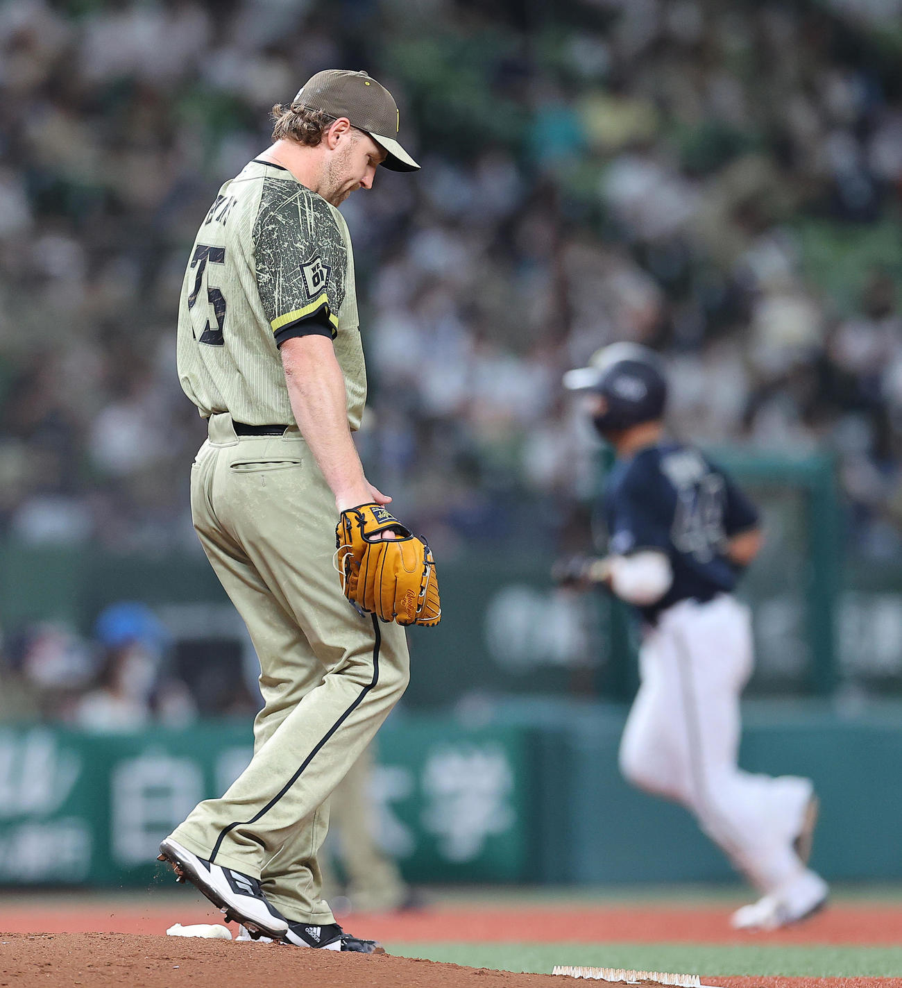 西武対オリックス　2回表オリックス無死、頓宮（右）にソロ本塁打を浴びるエンス（撮影・垰建太）