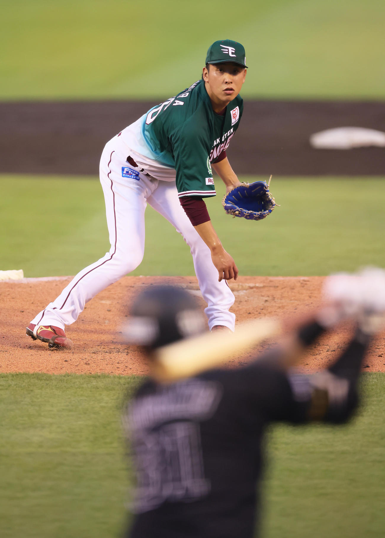 楽天対ロッテ　4回表ロッテ2死、菅野を空振り三振に仕留めた藤平（撮影・足立雅史）