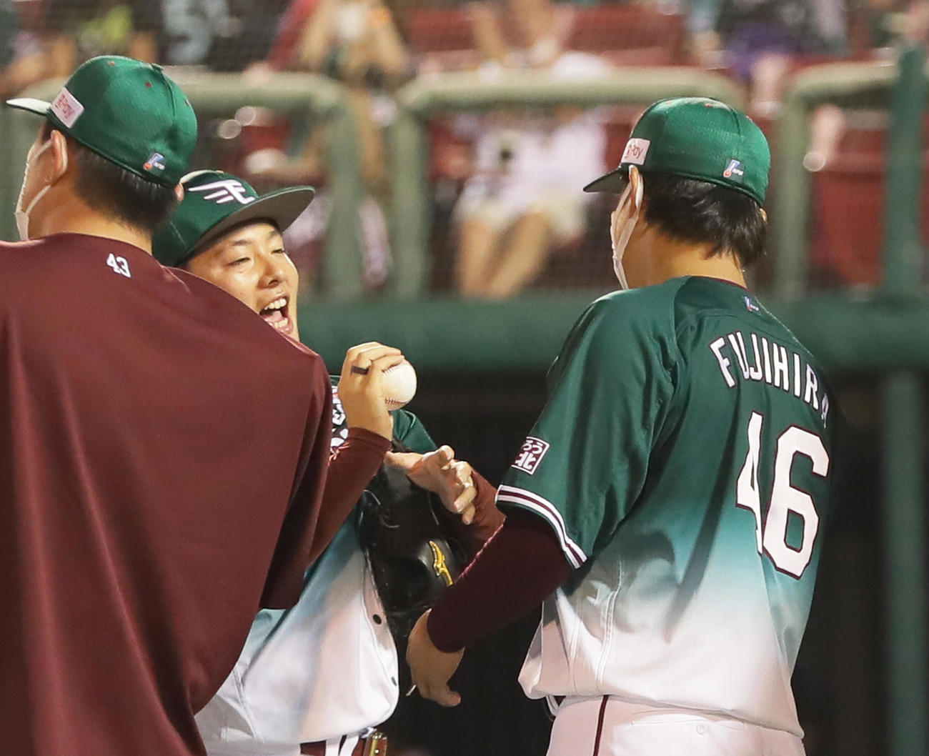 楽天対ロッテ　本拠地初勝利を挙げた楽天藤平（右）は松井から勝利球を受け取る（撮影・足立雅史）