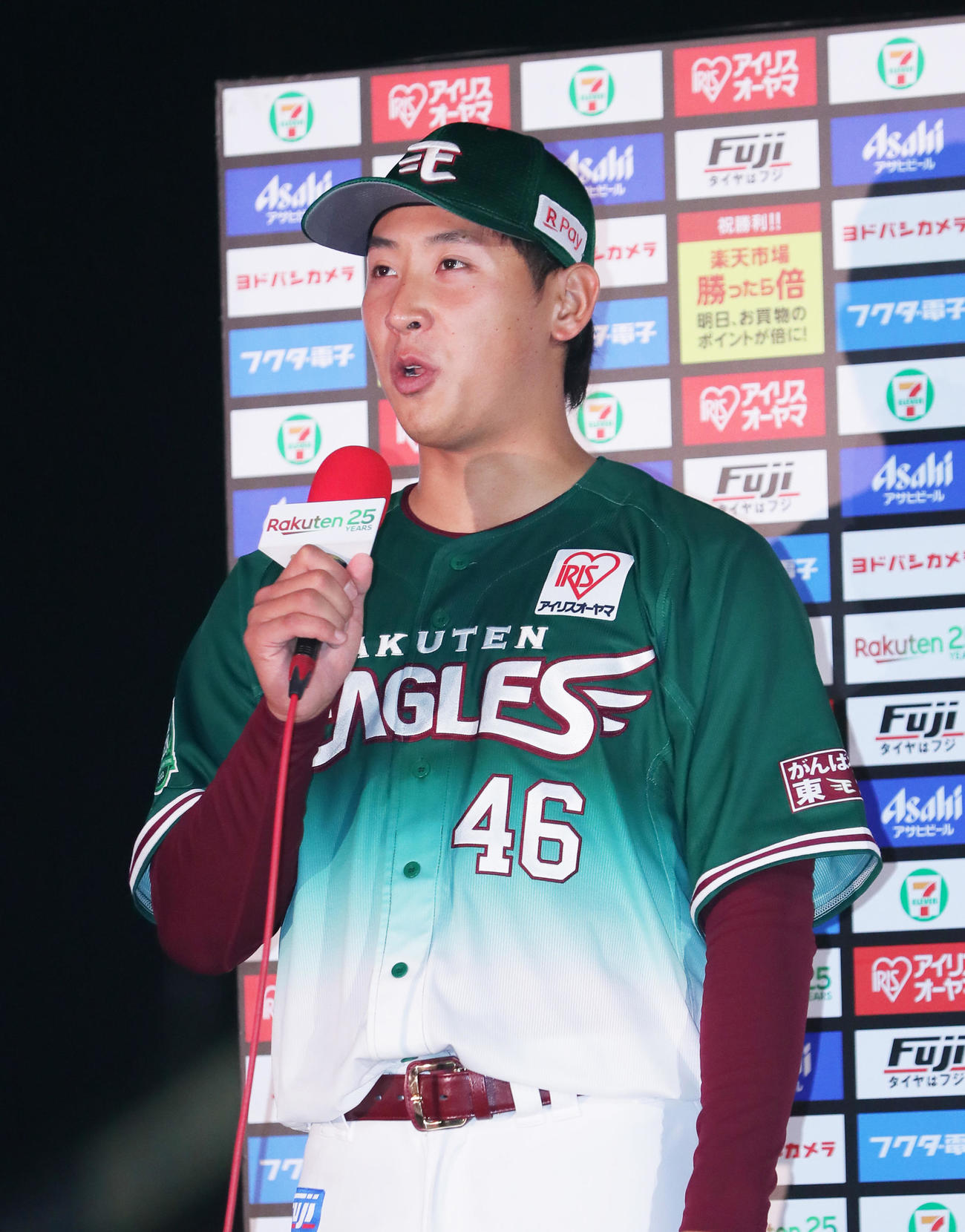楽天対ロッテ　本拠地初勝利を挙げヒーローインタビューに答える楽天藤平（撮影・足立雅史）