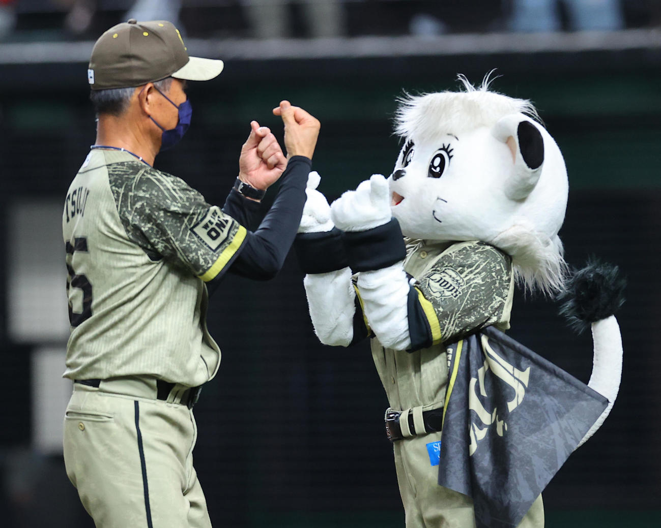 西武対オリックス　オリックスに勝利した西武辻監督（左）はライナと「きゅんです！」（撮影・垰建太）