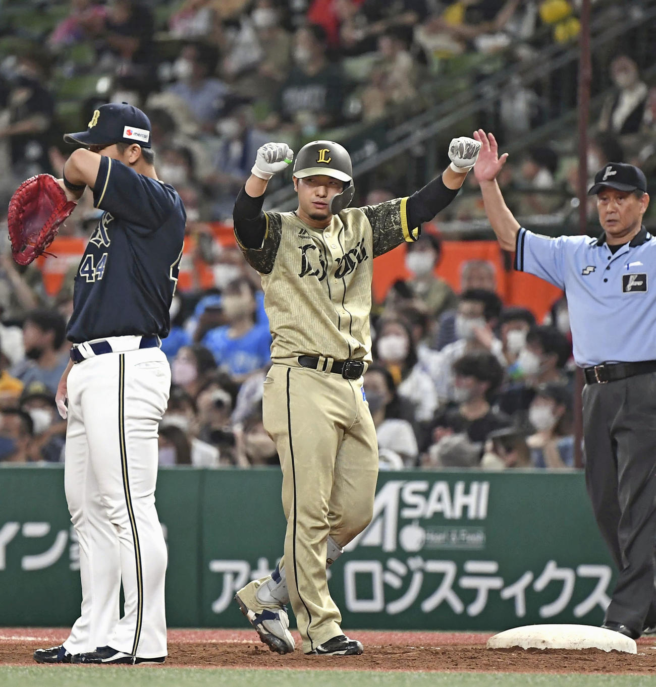 西武対オリックス　ガッツポーズする柘植（共同）