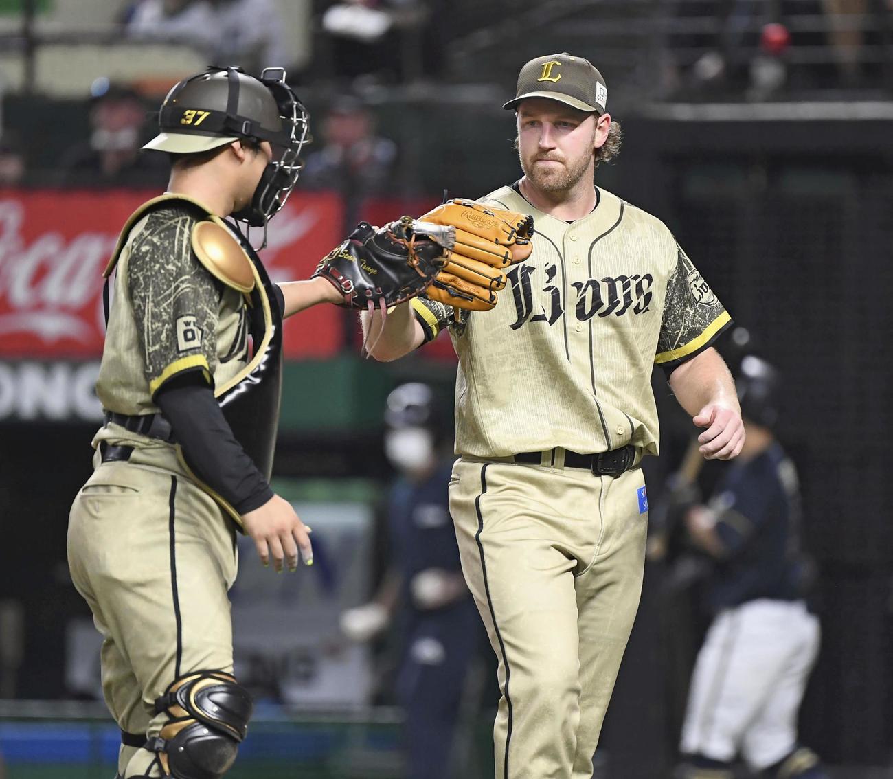 西武対オリックス　柘植とタッチ交わすエンス（共同）
