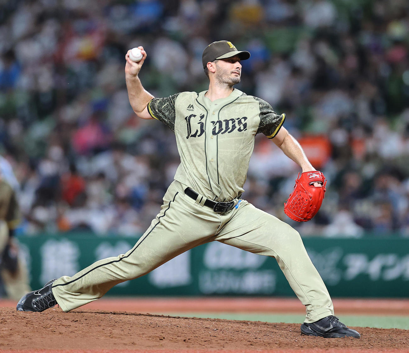 西武対オリックス　8回表、西武3番手で登板し力投するスミス（撮影・垰建太）