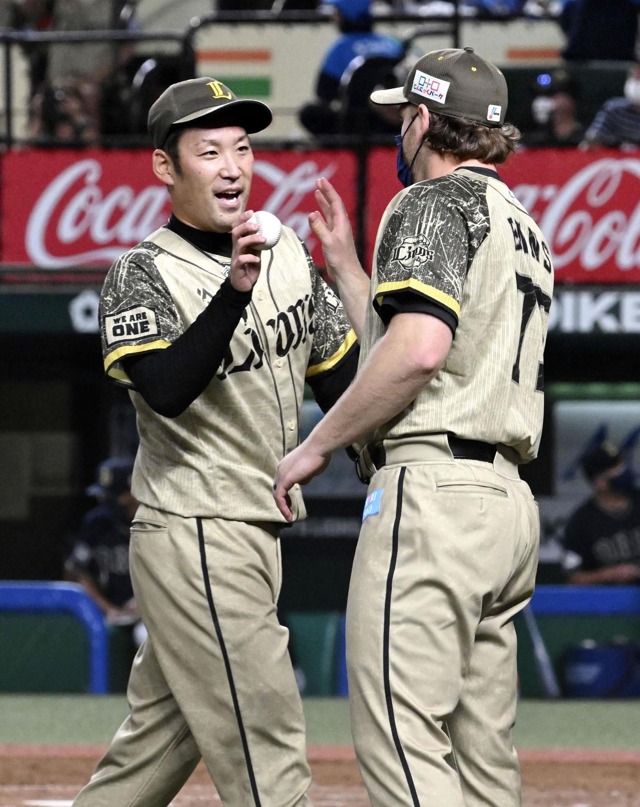 西武対オリックス　エンスに勝利球を渡す増田（共同）