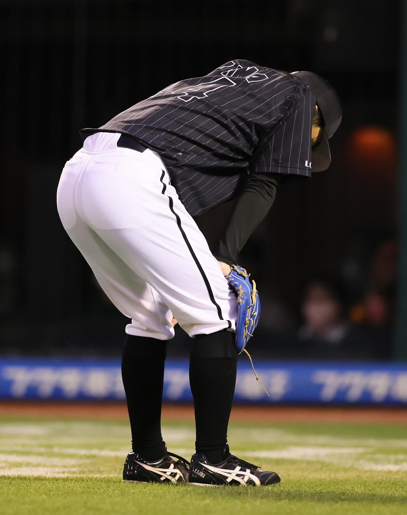 楽天対ロッテ　5回裏楽天2死一、二塁、小深田の飛球を、右翼手岡が見失って先制適時二塁打とされて肩を落とす小島（撮影・足立雅史）