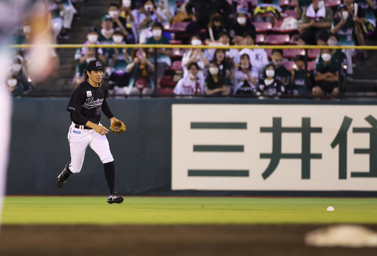 楽天対ロッテ　5回裏楽天2死一、二塁、小深田の飛球を見失い適時二塁打を許す右翼手岡（撮影・足立雅史）