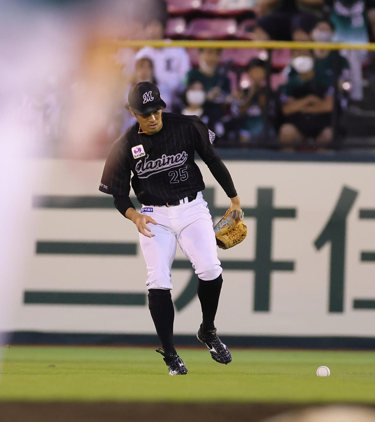 楽天対ロッテ　5回裏楽天2死一、二塁、小深田の飛球を見失い適時二塁打を許す右翼手岡（撮影・足立雅史）