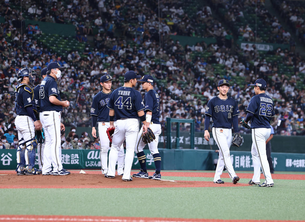 西武対オリックス　2回裏西武2死一、二塁、村西（右）と交代で降板するオリックス先発の椋木（同2人目）（撮影・垰建太）