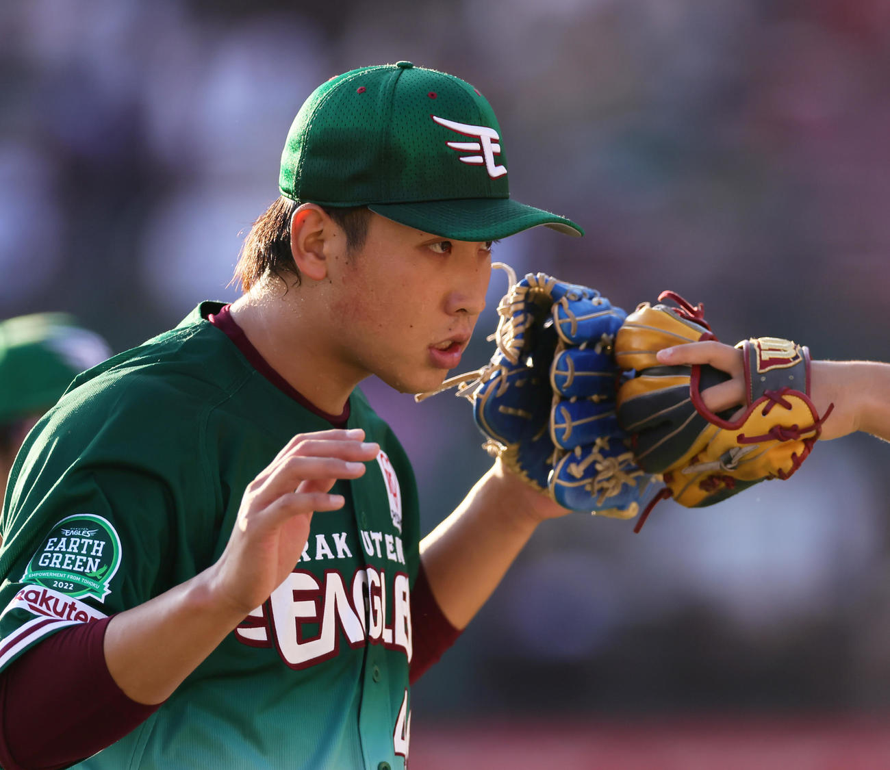 楽天対ロッテ　1回表ロッテの攻撃を3者凡退に抑え気合の入った表情でベンチに戻る藤平（撮影・足立雅史）