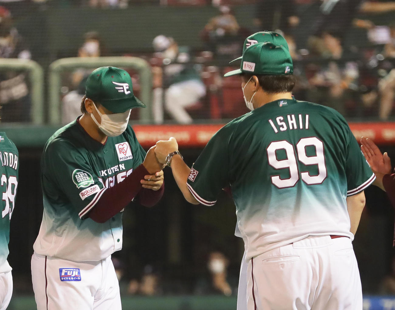 楽天対ロッテ　本拠地初勝利を挙げた楽天藤平（左）は石井GM兼監督とグータッチを交わす（撮影・足立雅史）