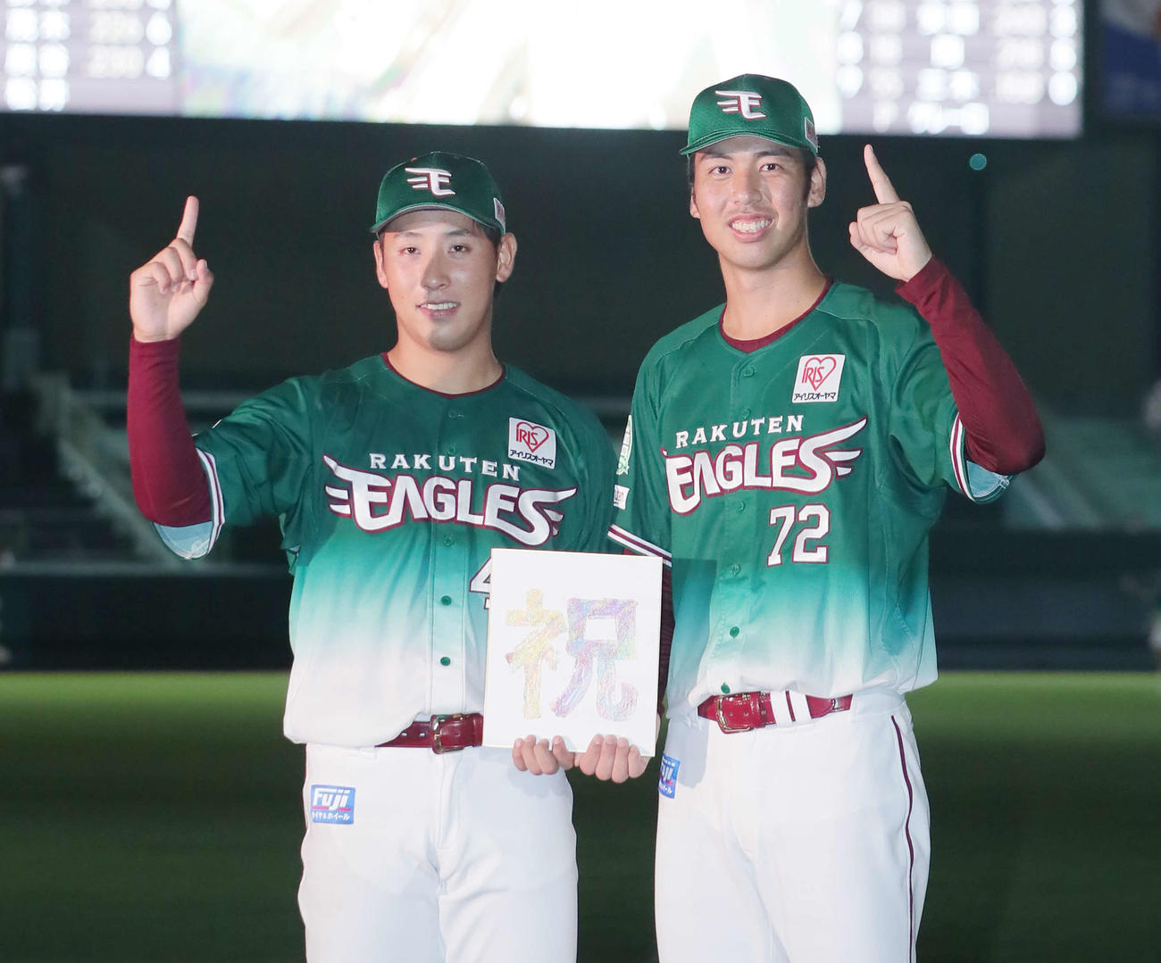 楽天対ロッテ　本拠地初のお立ち台に上がった楽天藤平（左）と宮森は笑顔でポーズ（撮影・足立雅史）