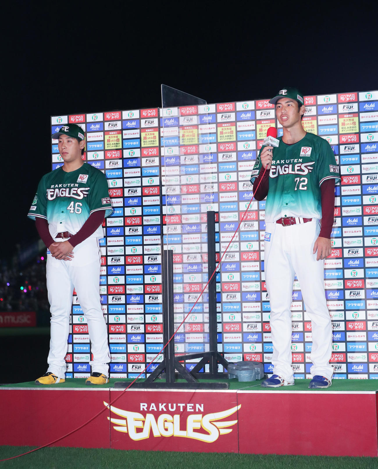 楽天対ロッテ　本拠地初のお立ち台に上がった楽天の藤平（左）と宮森（撮影・足立雅史）
