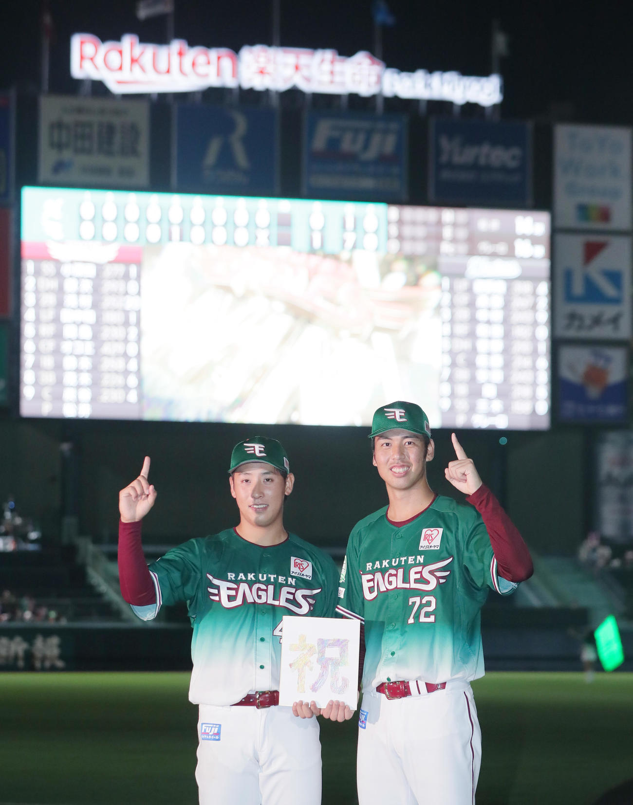 楽天対ロッテ　本拠地初のお立ち台に上がった楽天の藤平（左）と宮森は笑顔でポーズを決める（撮影・足立雅史）