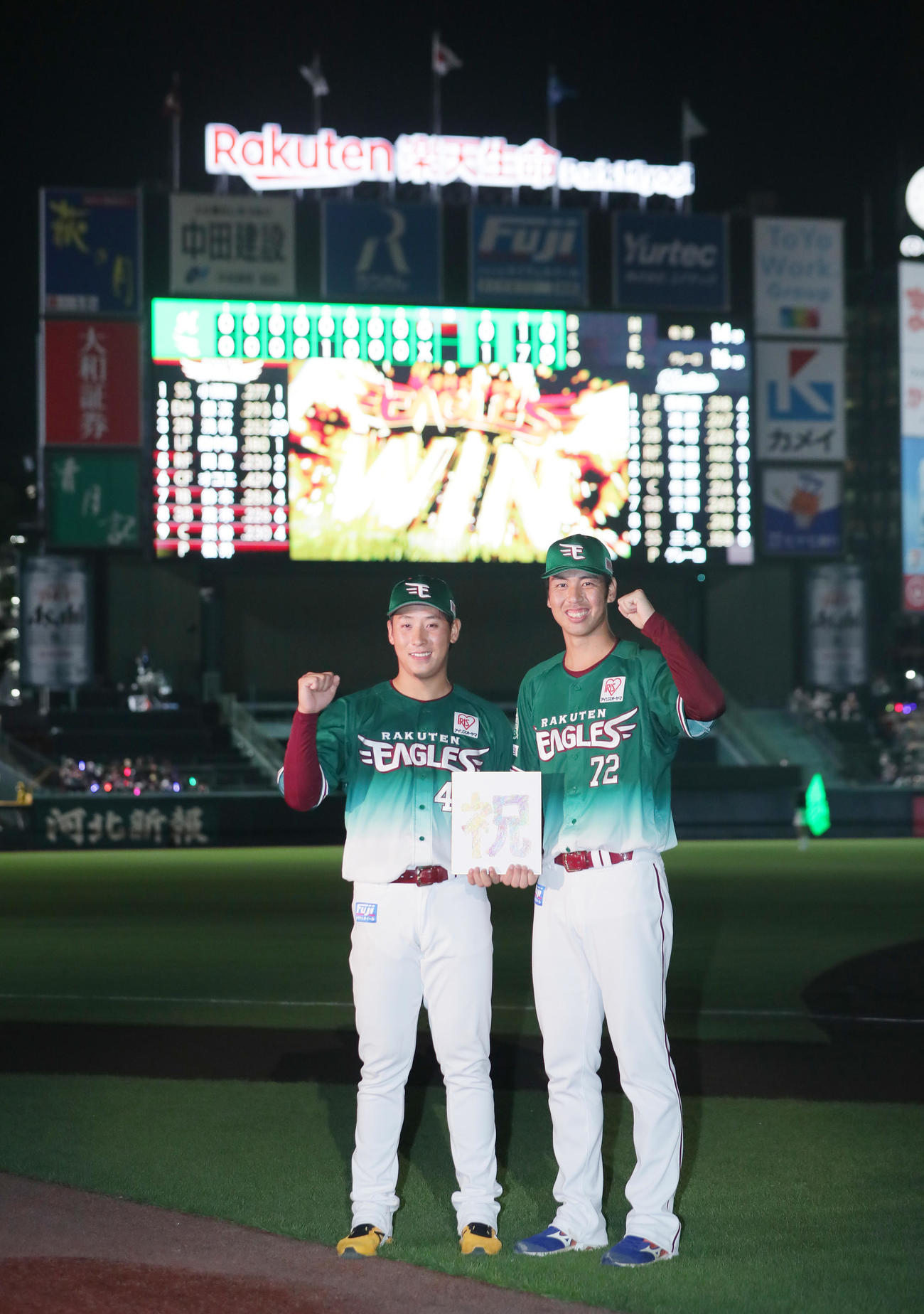 楽天対ロッテ　本拠地初のお立ち台に上がった楽天の藤平（左）と宮森は笑顔でガッツポーズ（撮影・足立雅史）