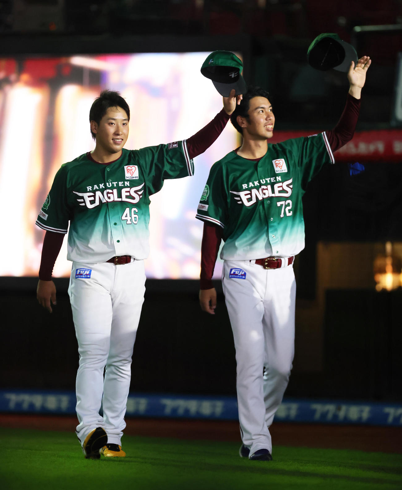 楽天対ロッテ　本拠地初のお立ち台に上がった楽天の藤平（左）と宮森はスタンドの声援に手を振って応える（撮影・足立雅史）