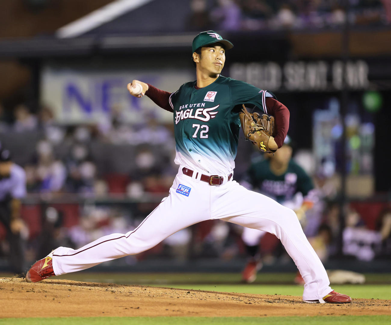楽天対ロッテ　6回途中、2番手で登板した楽天宮森（撮影・足立雅史）