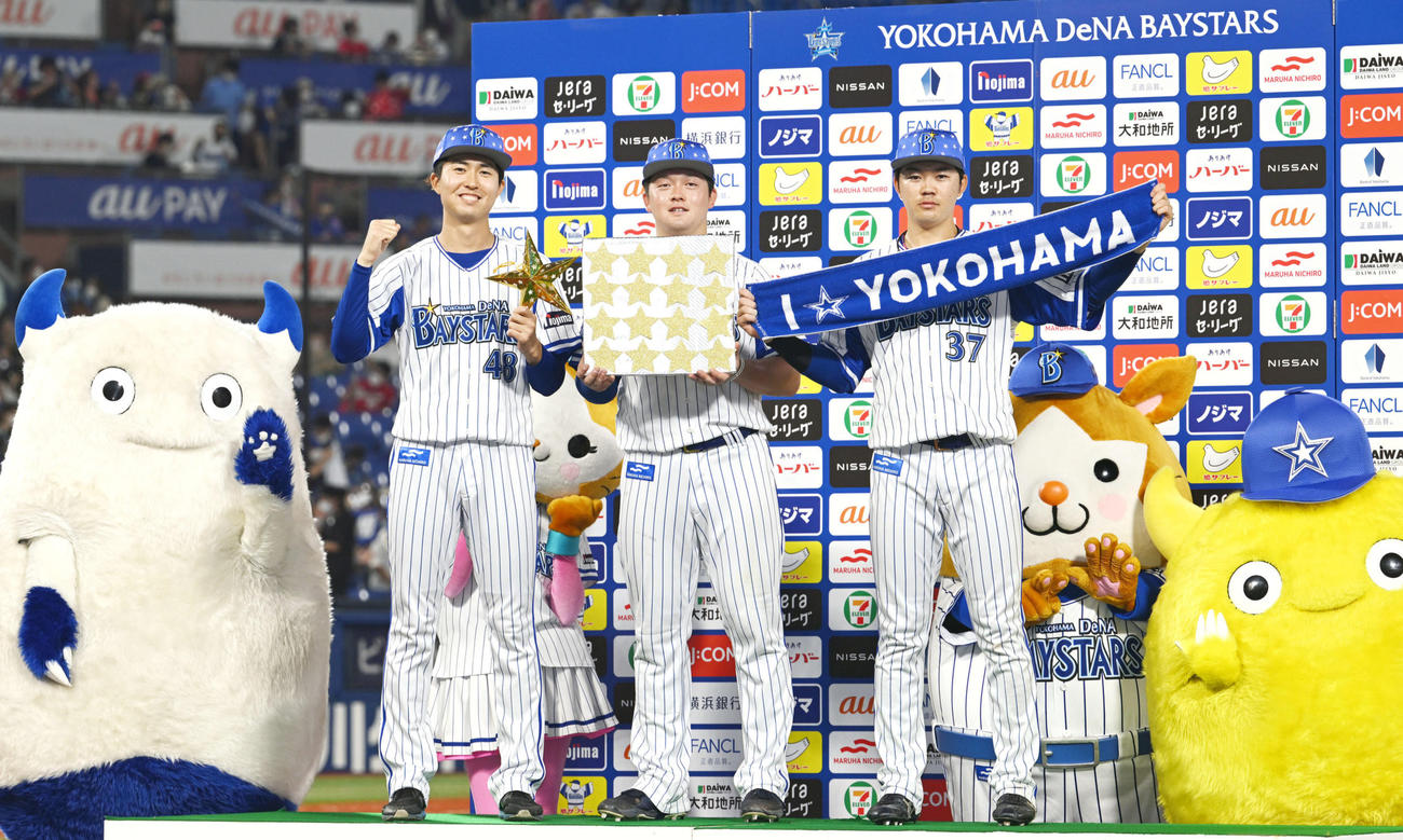 DeNA対広島　横浜スタジアム17連勝を飾り記念撮影するDeNAの、左から京山、牧、楠本（撮影・滝沢徹郎）