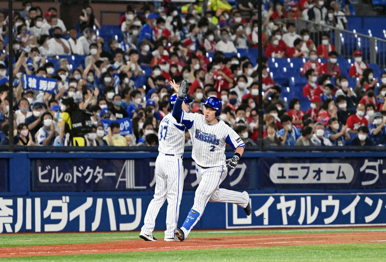 DeNA対広島　3回裏DeNA2死、ソロ本塁打を放った牧（右）はベースを回りポーズを決める（撮影・滝沢徹郎）